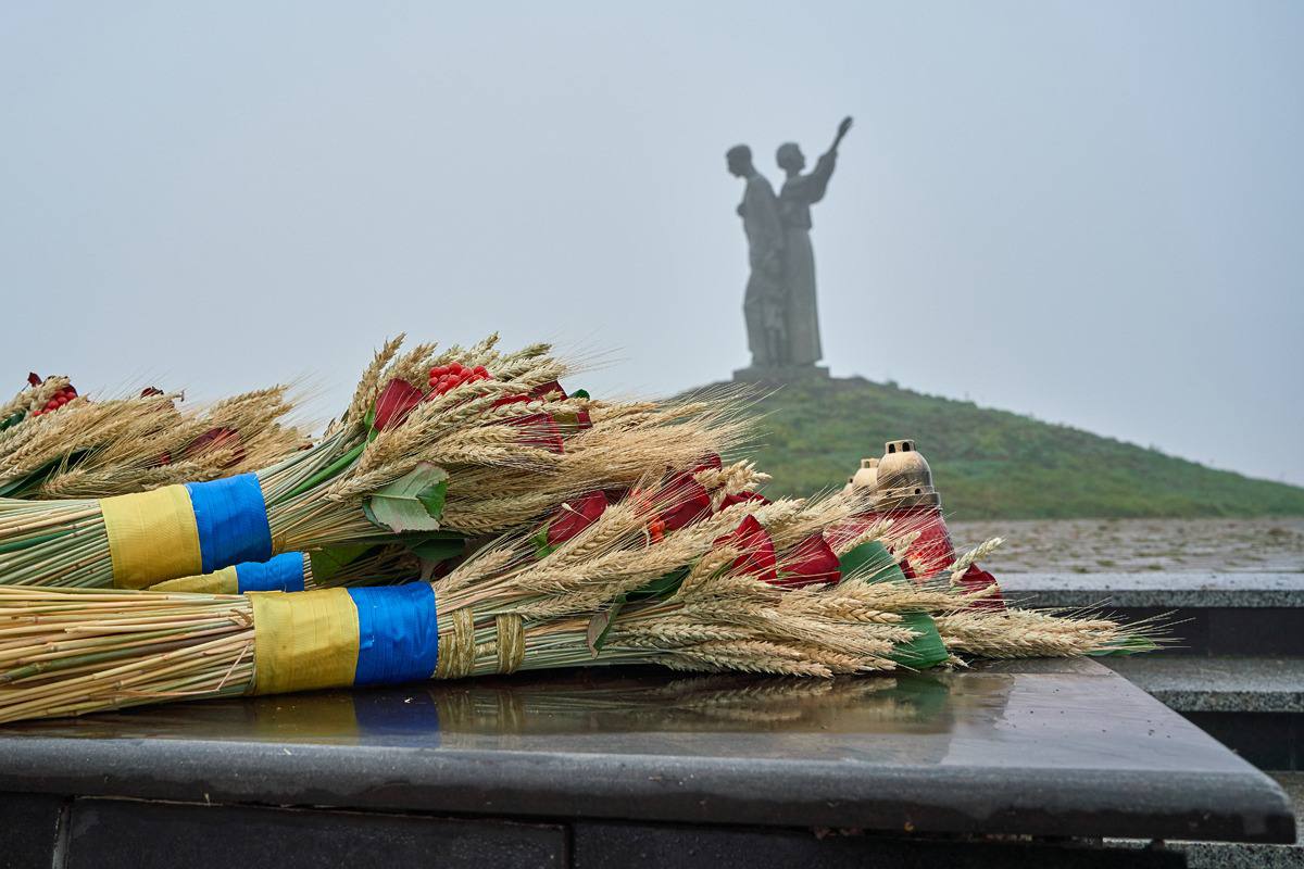 Харків памʼятає Голодомор.Памʼятає як штучний голод, навмисно створений радянським тоталітарним режимом і який забрав мільйони українських життів. Пам’ятає, через що довелося пройти родинам, щоб просто вижити…
